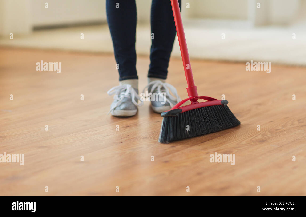 Nahaufnahme von Frau Beine mit Besen fegt Stock Stockfoto