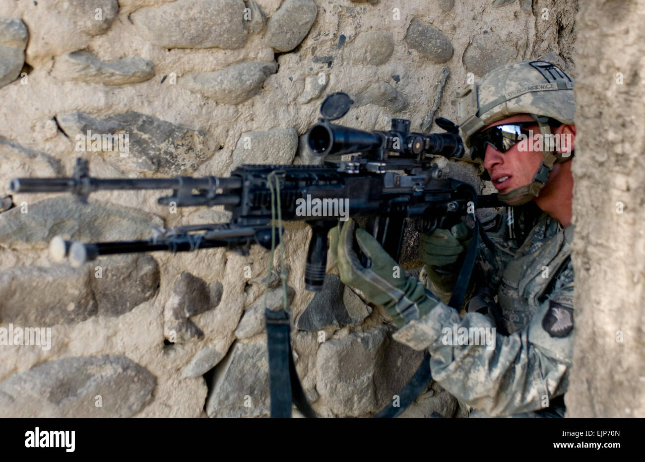 US Army Spc. Kyle Oszczakiewicz einen Infanteristen mit 2nd Platoon, Unternehmen B, 1. Bataillon 187. Infanterie-Regiments, gebürtig aus Trenton NJ, scannt für ein Aufständischer 2nd Platoon Handfeuerwaffen aus über ein Wadi in Zambar, Afghanistan am 18. Jan. erhält.  Staff Sgt Andrew Guffey 210th MPAD Stockfoto