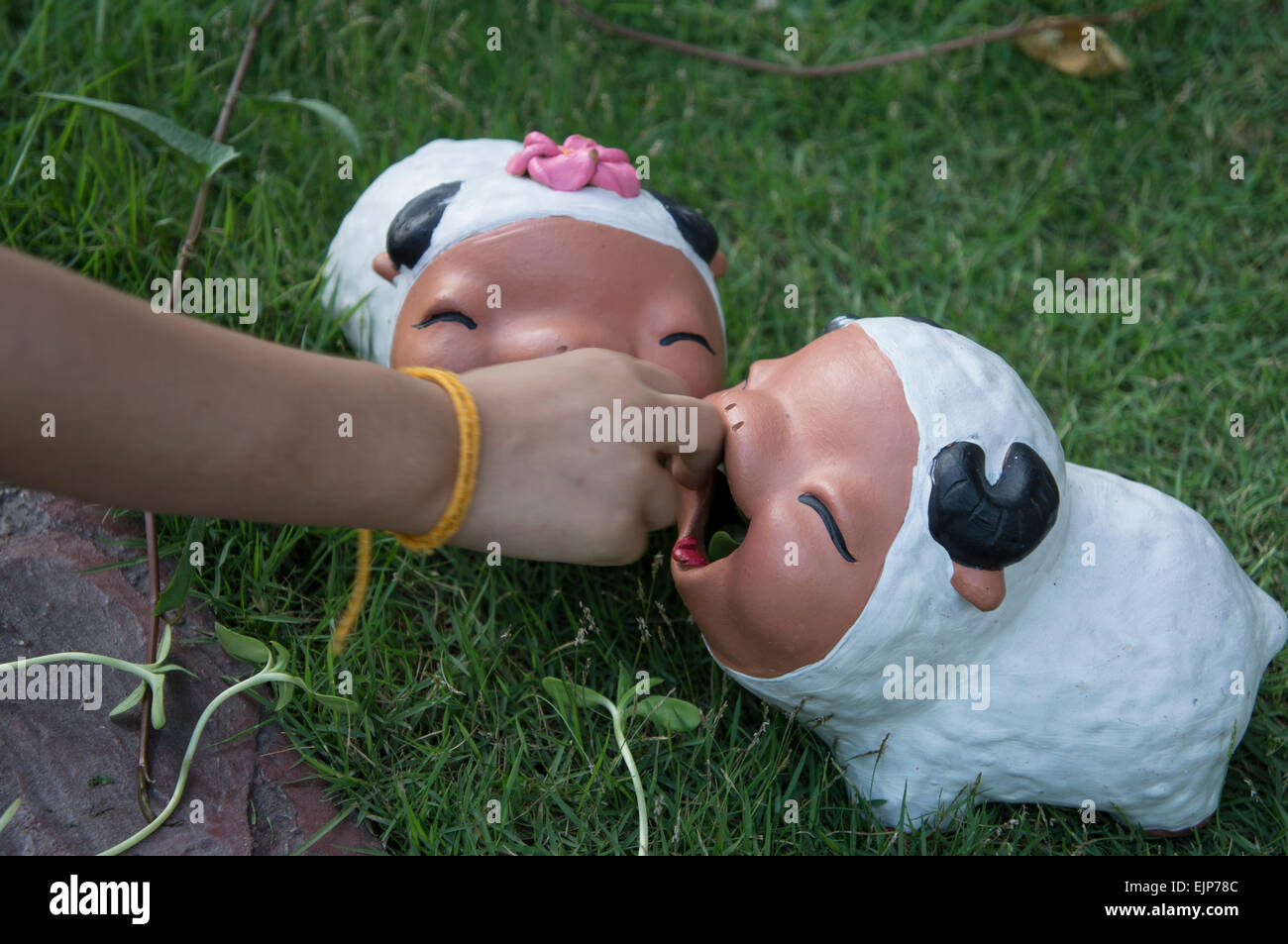 Schafe Keramik Puppe Gartengras zwei junge Stockfoto