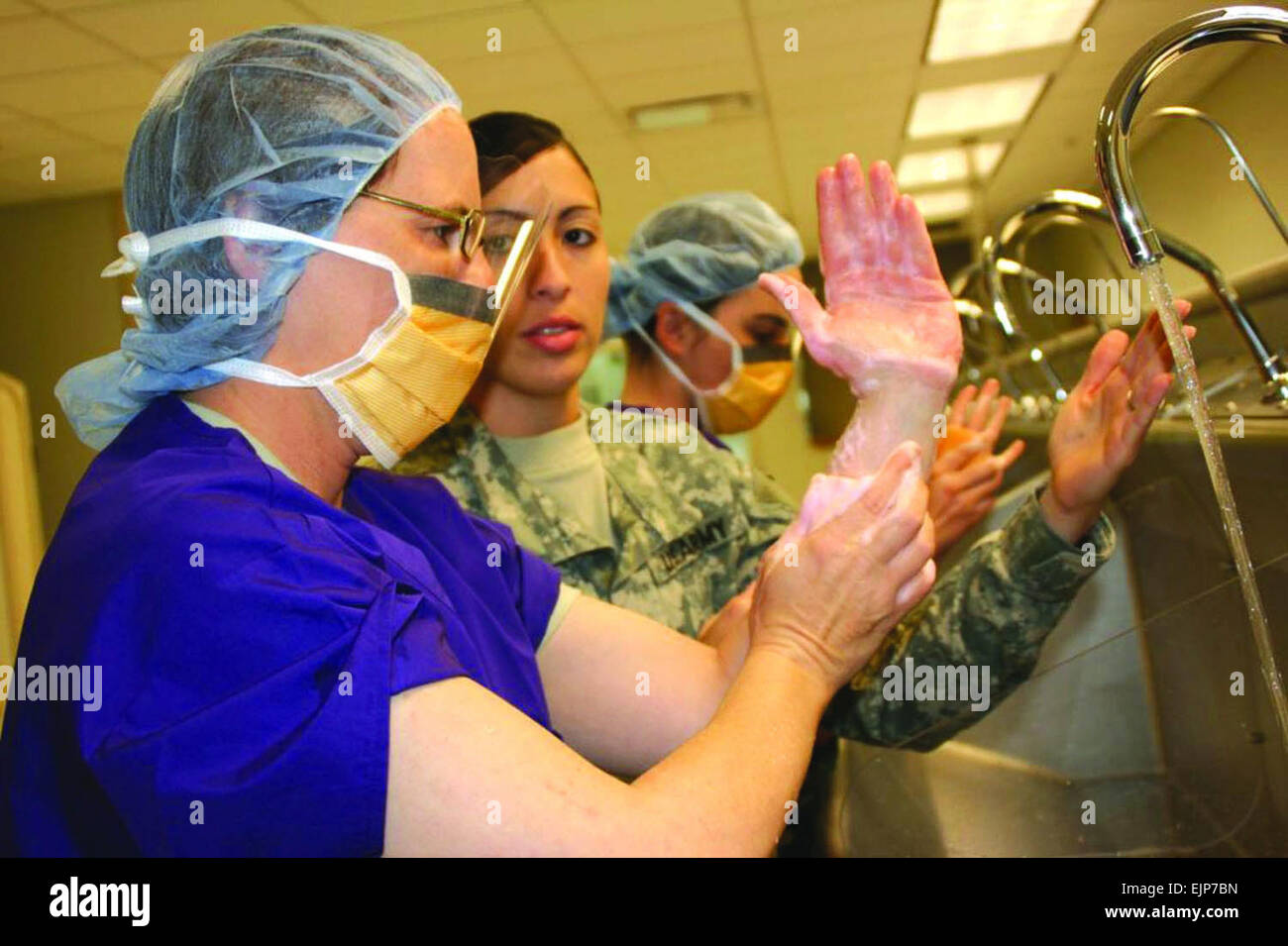 Kursleiter Staff Sgt Zulaika DeLeon lehrt Pvt. Darcy Quimby Peeling-in für Chirurgie mit die Macchia versinkt in Dunlap Hall der AMEDD Center and School in Texas. Der Neubau, ausgestattet mit der neuesten Ausrüstung und genügend Raum für Schulungen, eröffnet im Oktober letzten Jahres.  Fort Sam Houston News Leader Stockfoto