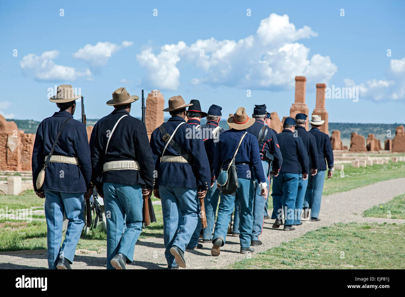 Bürgerkrieg-Ära Union Soldat Reenactors marschieren in Formation, Fort Union National Monument, New Mexico USA Stockfoto