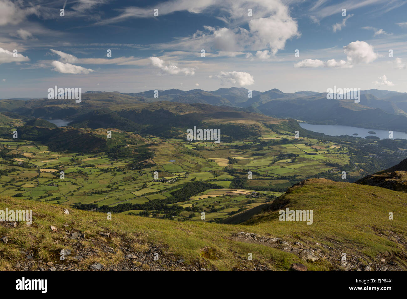 Juni 2014 - The Lake District, Cumbria - Hallen Fell Ridge und Umgebung - Ansicht von oben von Blencathra Stockfoto
