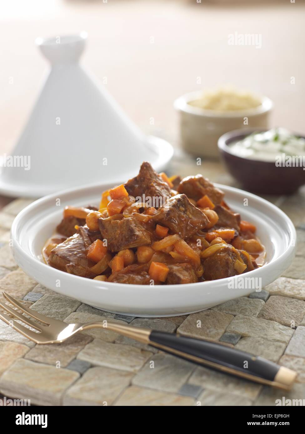 Rindergulasch ungarische Essen marokkanische Tajine Stockfoto