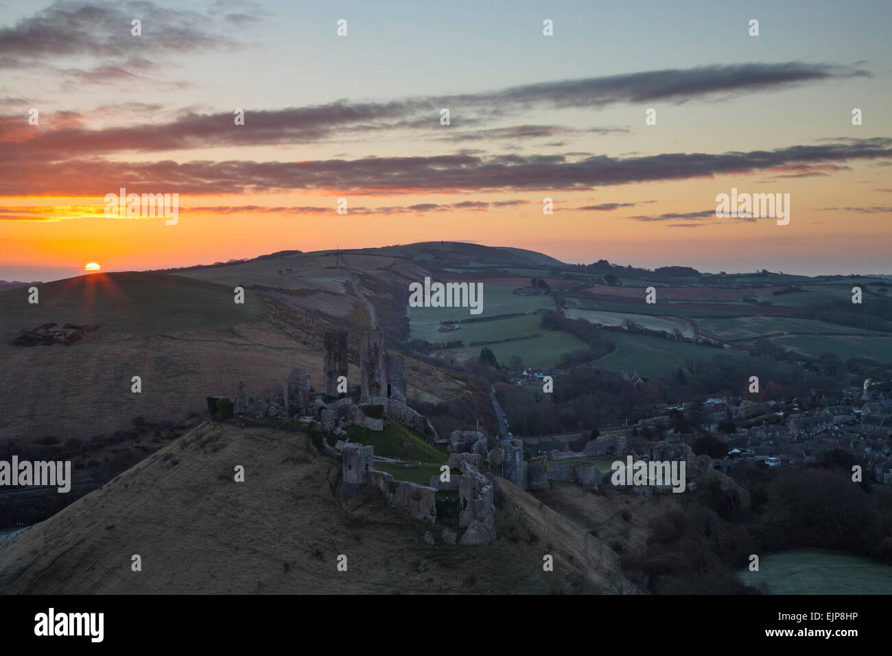 Sonnenaufgang über dem Corfe Casle in Dorset West Hill entnommen Stockfoto