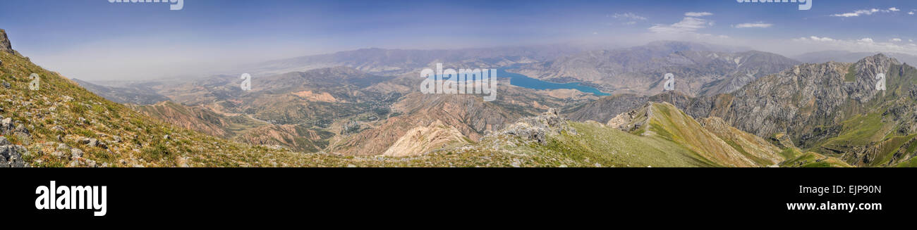 Malerische Panorama der Berglandschaft des Tian Shan Gebirges in der Nähe von Tschimgan in Usbekistan Stockfoto