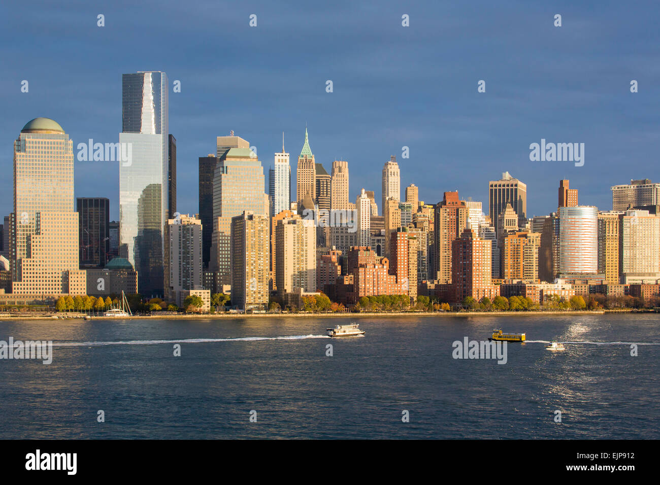 Downtown Manhattan über den Hudson River, New York, Vereinigte Staaten von Amerika Stockfoto