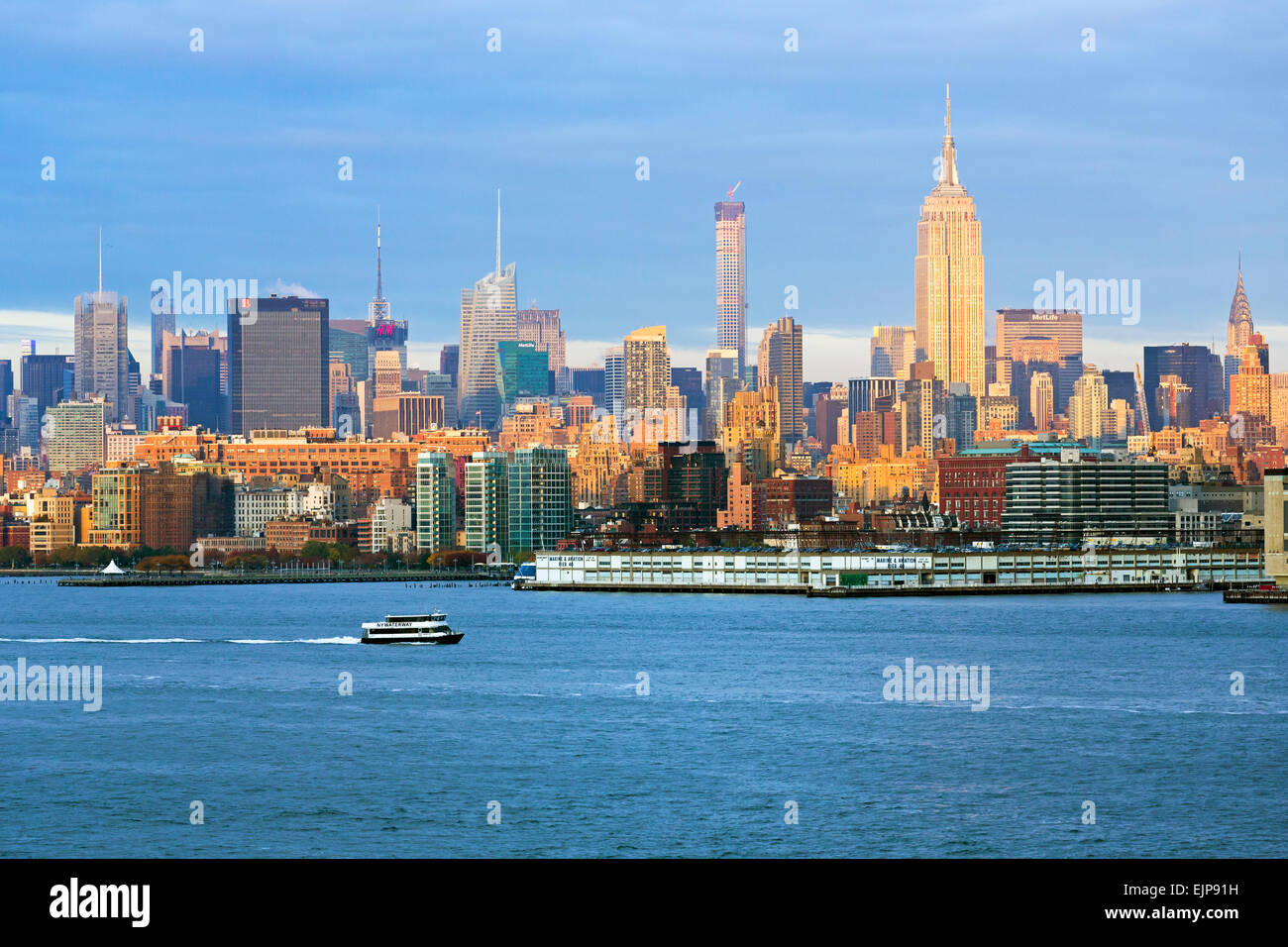 Empire State Building und Midtown Manhattan über den Hudson River, New York, Vereinigte Staaten von Amerika Stockfoto