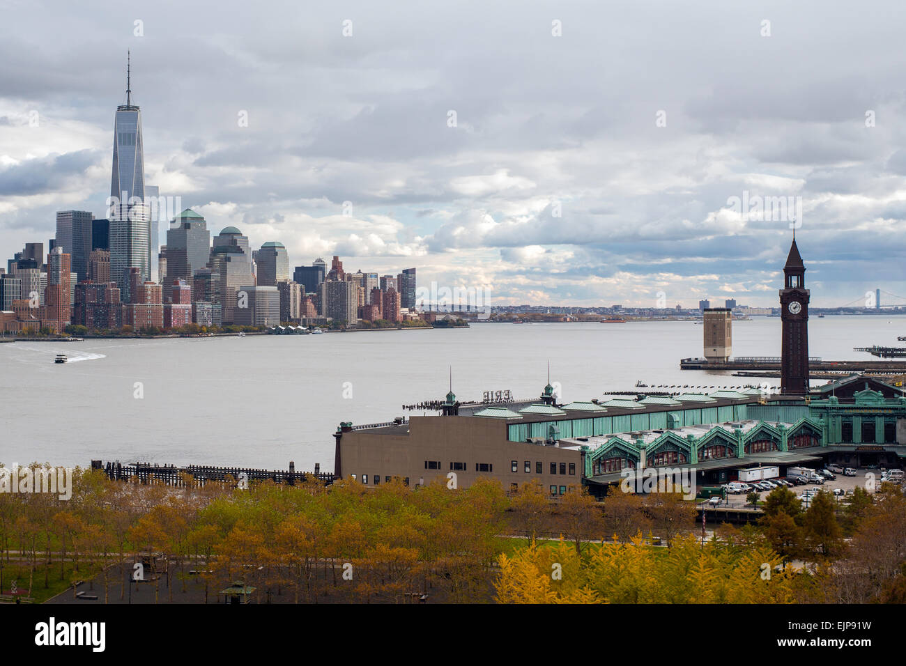 One World Trade Center und die Innenstadt von Manhattan über den Hudson River, New York, Vereinigte Staaten von Amerika Stockfoto