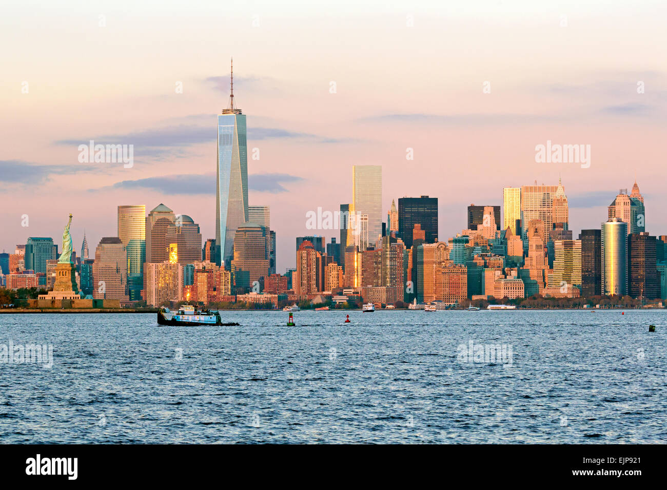 Freiheitsstatue, One World Trade Center und die Innenstadt von Manhattan über den Hudson River, New York, Vereinigte Staaten von Amerika Stockfoto