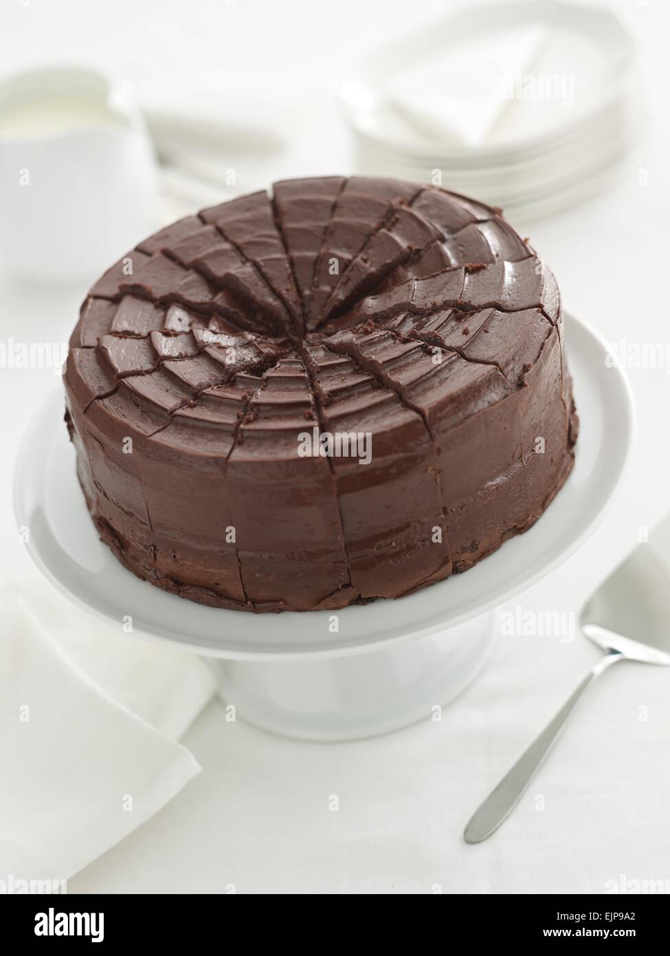Schokoladen-Kuchen mit Zuckerguss auf einer Platte geschnitten Stockfoto