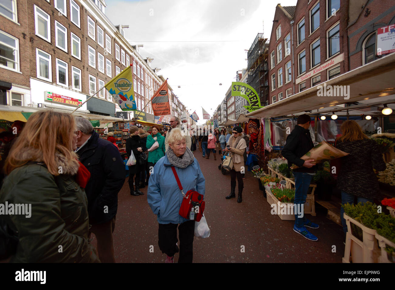 Eine Frau ist im Inneren Straßenmarkt in Amsterdam Fuß. Niederlande. Amsterdam sind eines der am meisten Kulturstadt Europas. Stockfoto