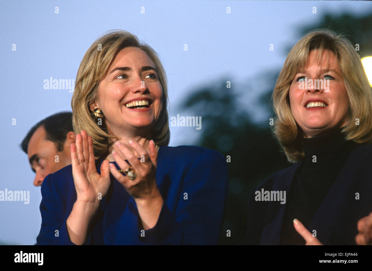 US-First Lady Hillary Clinton und Tipper Gore während einer Kampagne zu stoppen auf der Bustour Präsidentschaftswahlen Wiederwahl 30. August 1996 in Cape Girardeau, Mo Stockfoto