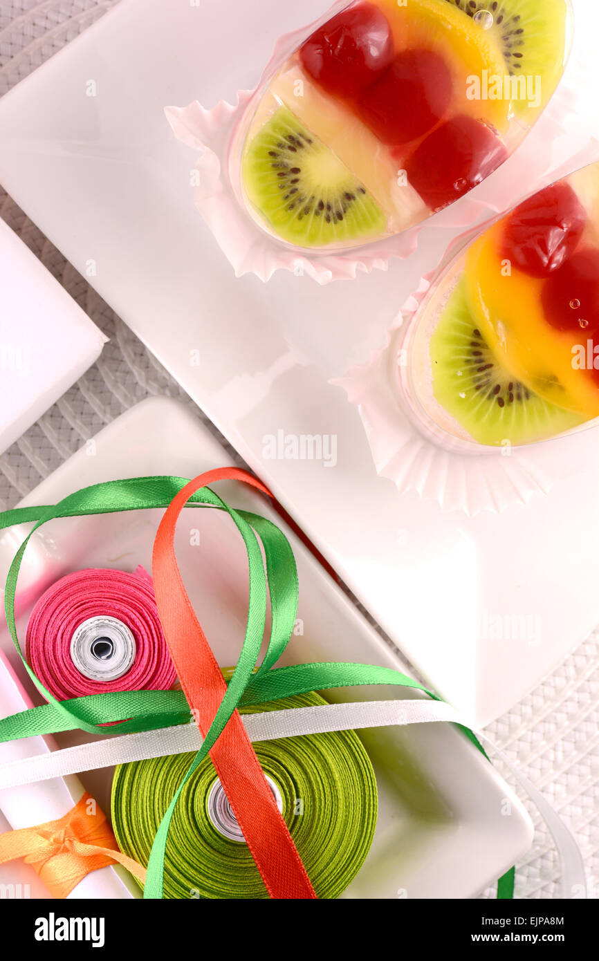 süße Kuchen auf weißen Teller Stockfoto