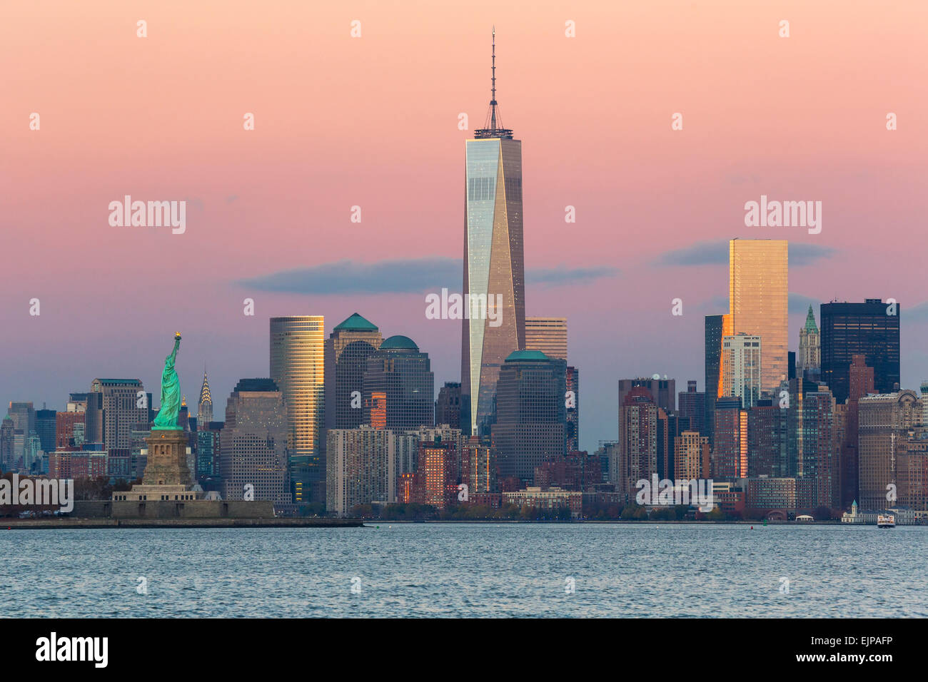 Freiheitsstatue, One World Trade Center und die Innenstadt von Manhattan über den Hudson River, New York, Manhattan, USA Stockfoto