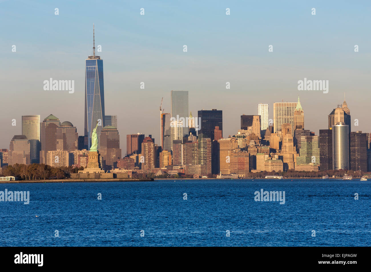 One World Trade Center und die Innenstadt von Manhattan über den Hudson River, New York, Vereinigte Staaten von Amerika Stockfoto