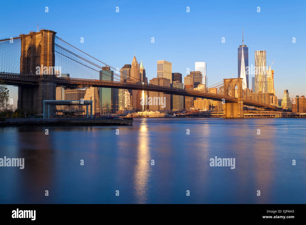 USA, New York City Downtown Financial District von Manhattan, One World Trade Center und Brooklyn Bridge Stockfoto