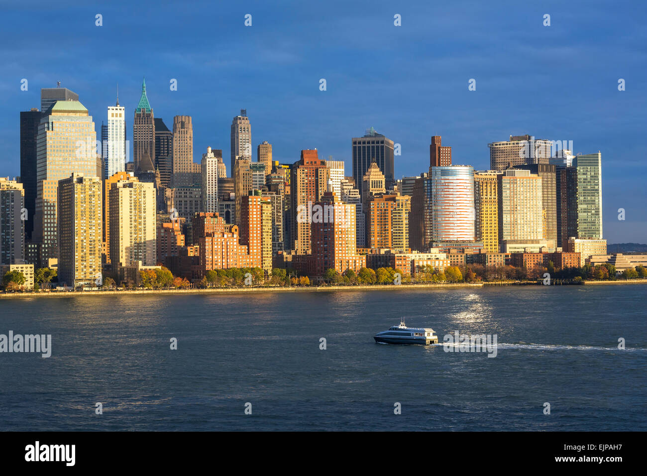 Downtown Manhattan über den Hudson River, New York, Vereinigte Staaten von Amerika Stockfoto