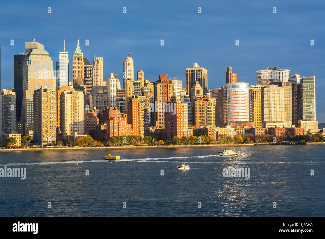 Downtown Manhattan über den Hudson River, New York, Vereinigte Staaten von Amerika Stockfoto