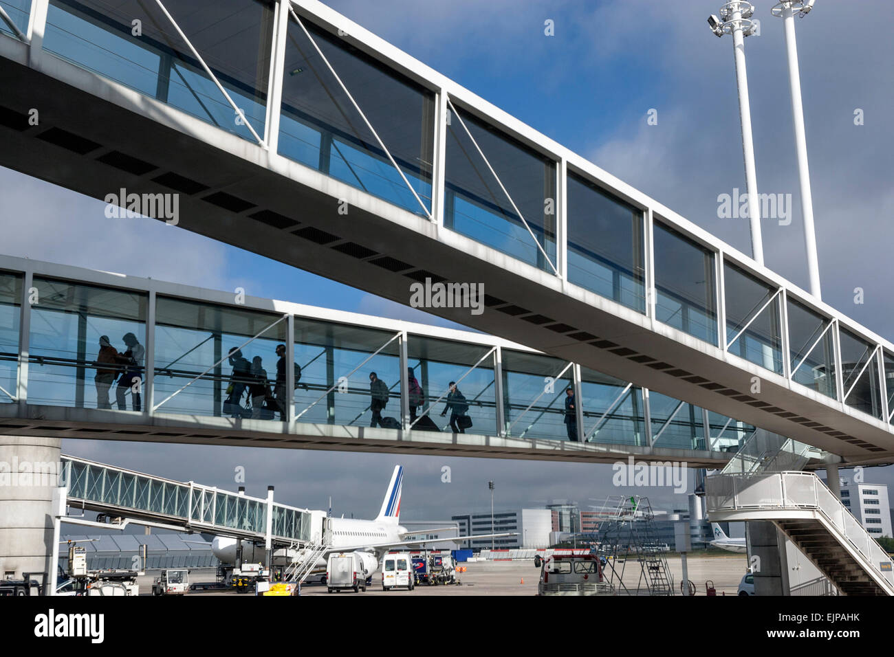 Ankunft-Passagiere, die Charles de Gaulle Airport Terminal 2F Finger entlang Stockfoto