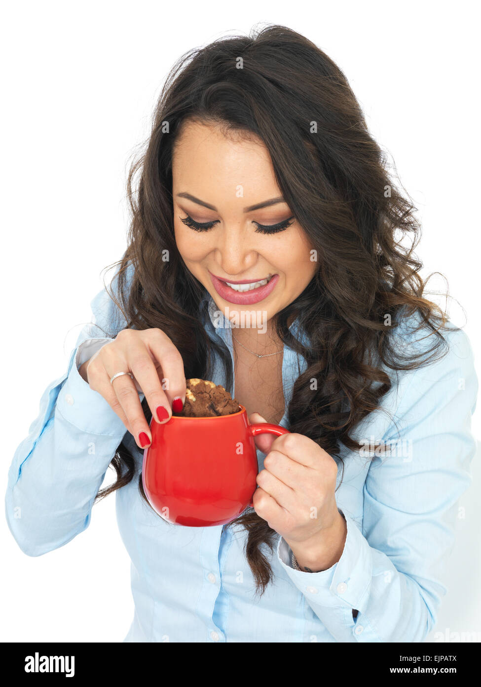 Positiv glückliche junge Frau genießen Sie erfrischende Becher mit heißem Tee oder Kaffee trinken, isoliert auf weißem, Allein, Dunking Schokoladenbiskuit Stockfoto