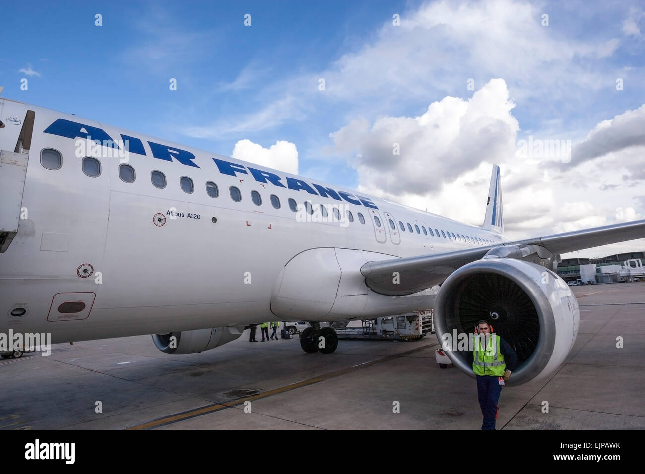 Bodenpersonal in der Nähe von Air France Airbus A320 in Charles de Gaulle Airport Terminal 2F Stockfoto