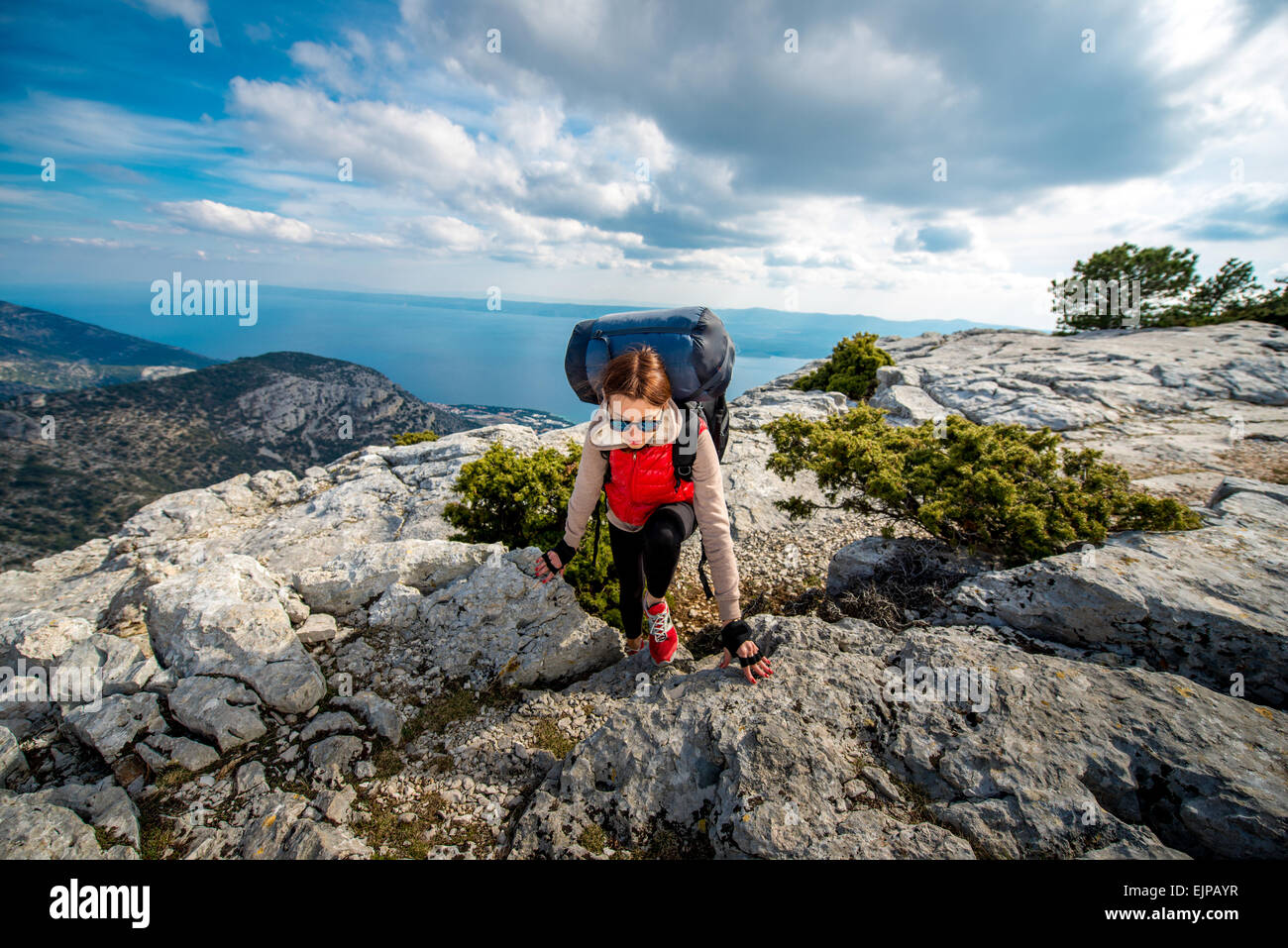 Junge Bergsteiger auf dem Gipfel der Insel Stockfoto