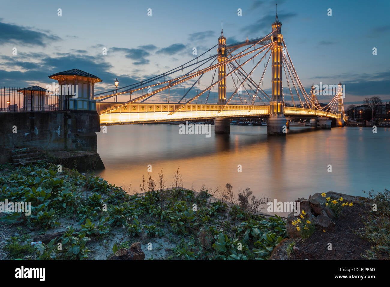 Abend an der Albert Bridge in London, England. Stockfoto