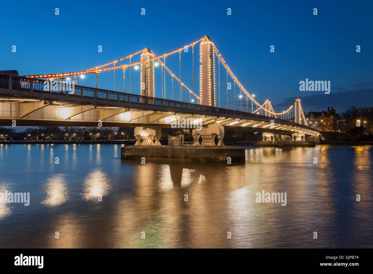 Abend an der Chelsea Bridge in London, England. Stockfoto