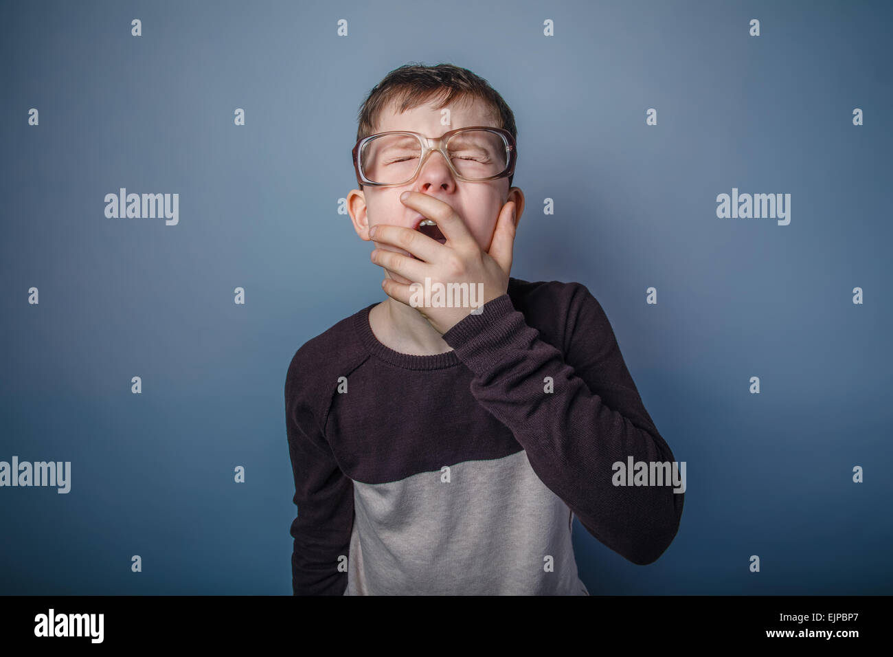 Teenager Boy der Europäischen Aussehen mit Brille deckt ihre mout Stockfoto
