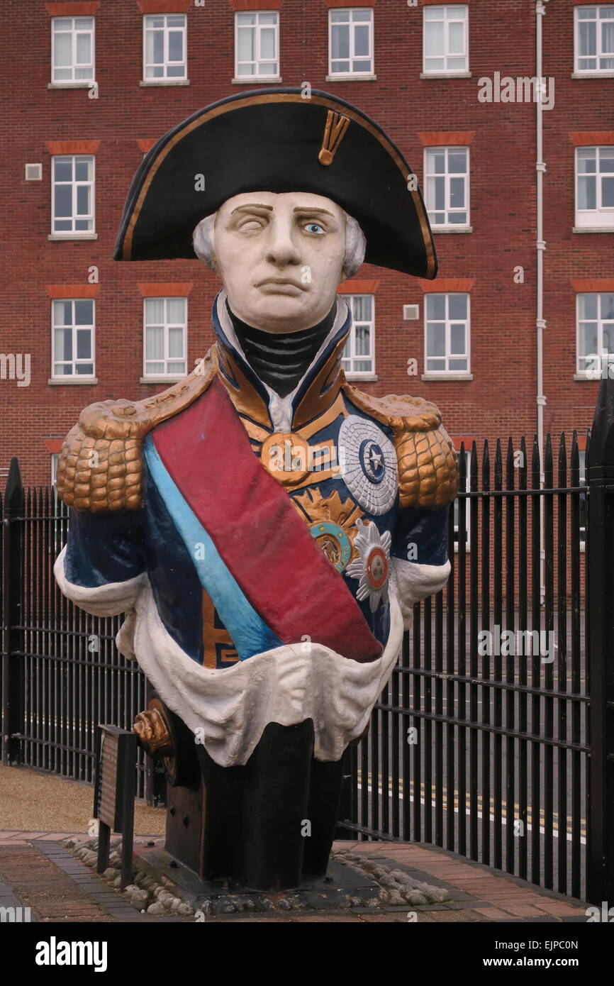 Eine Statue von Admiral Lord Nelson im Hafen von Portsmouth Stockfoto