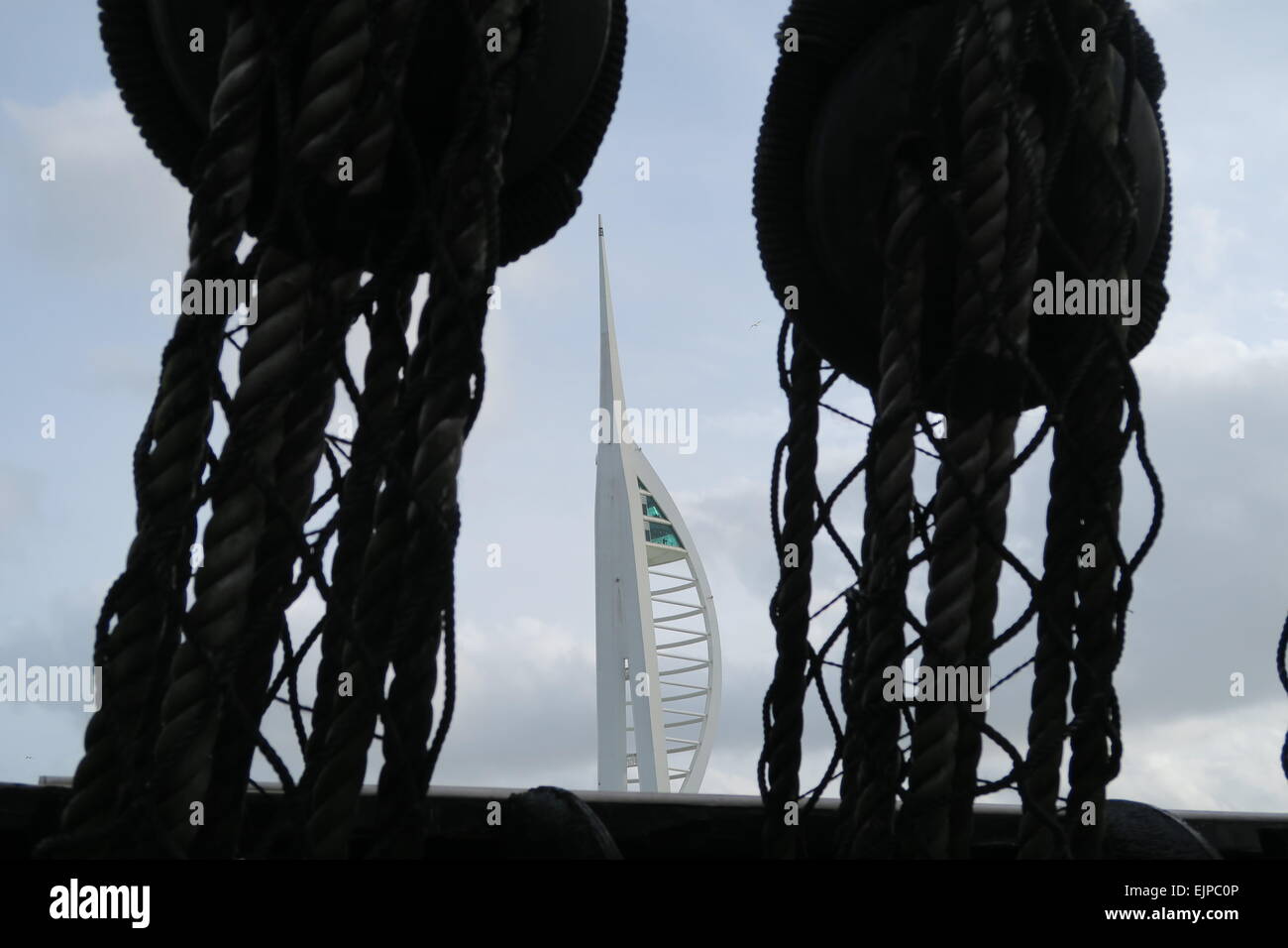 Spinnaker Tower durch die Manipulation der HMS Krieger betrachtet. Hafen von Portsmouth, UK Stockfoto