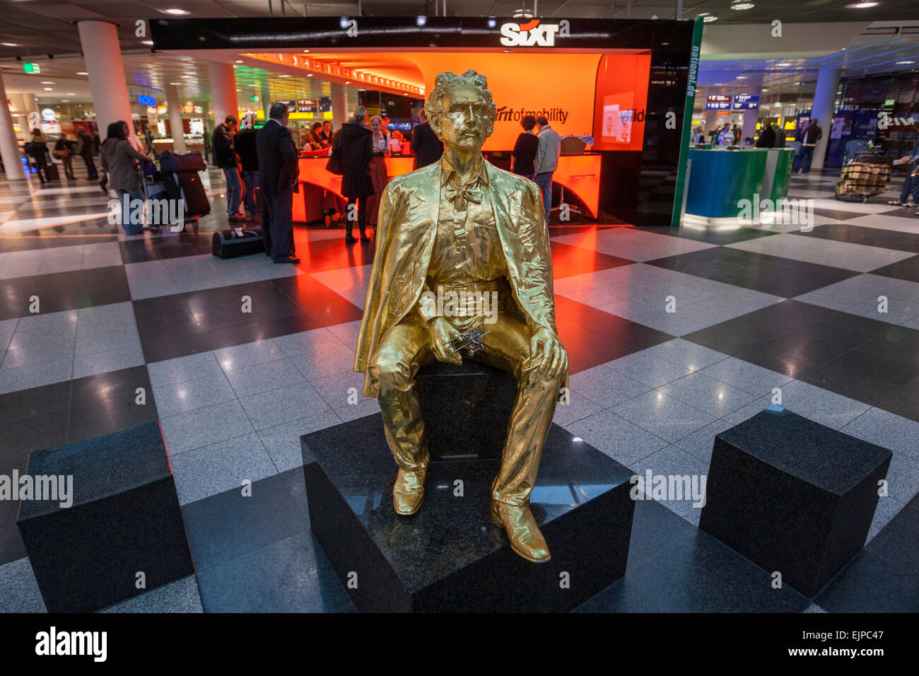 Goldene Statue in Franz Josef Strauß Flughafen München Stockfoto