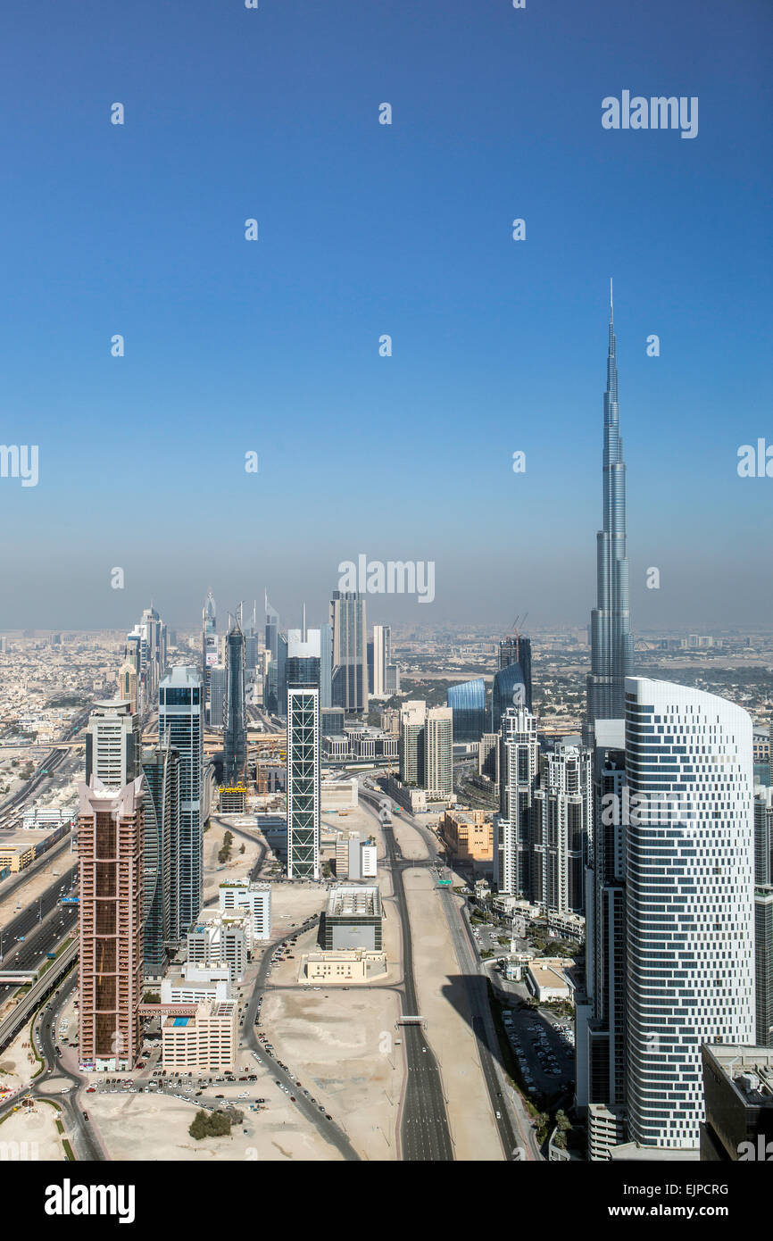Vereinigte Arabische Emirate, Dubai, Burj Khalifa, Sheikh Zayed Rd, Verkehr und neue Hochhäuser entlang Dubais Hauptstraße Stockfoto