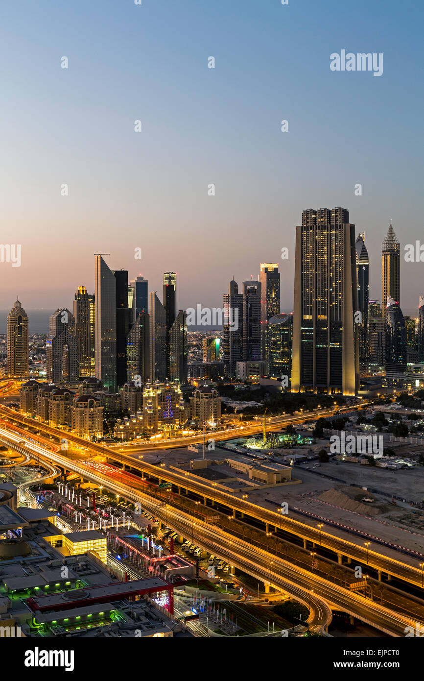 Vereinigte Arabische Emirate, Dubai, Sheikh Zayed Rd, Verkehr und neue Hochhäuser entlang Dubais Hauptstraße Stockfoto
