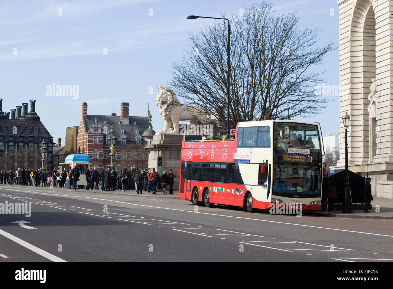 Open Top rot London-Bus auf der Westminster Bridge Werbung Sightseeing Touren in London Stockfoto