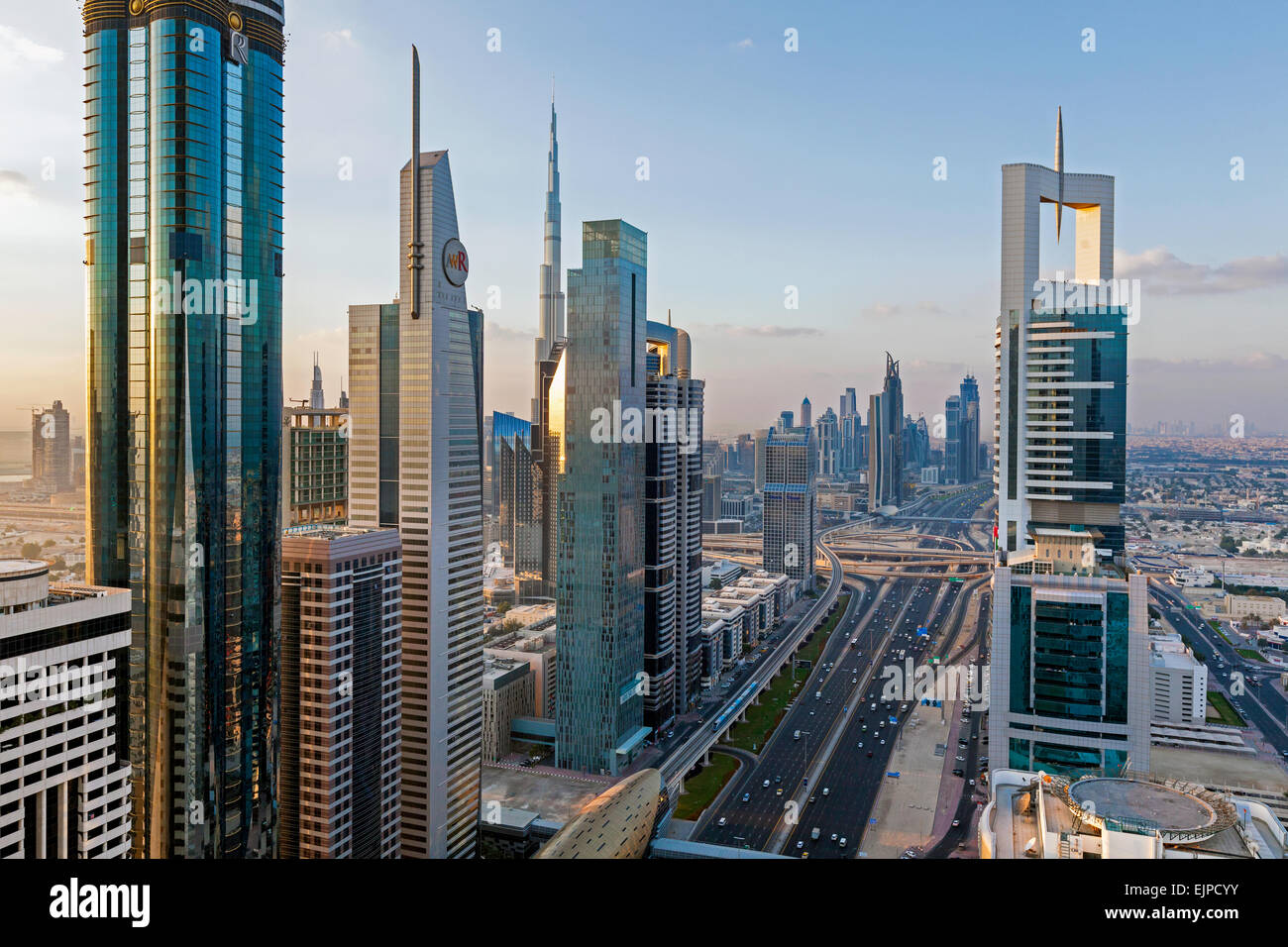 Dubai, Vereinigte Arabische Emirate, neue Hochhäuser und Verkehr auf der Sheikh Zayed Road Stockfoto