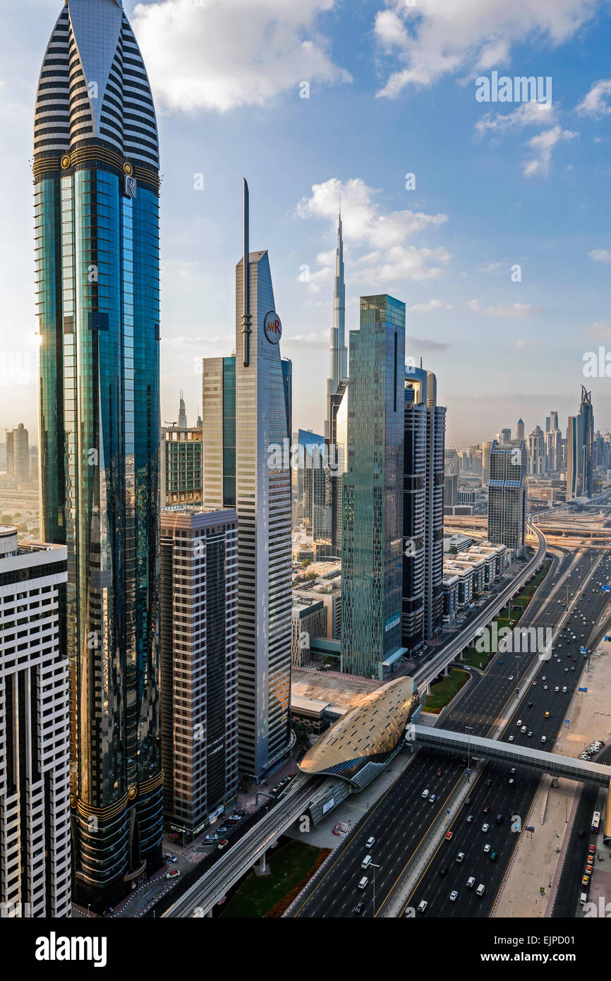 Dubai, Vereinigte Arabische Emirate, neue Hochhäuser und Verkehr auf der Sheikh Zayed Road Stockfoto
