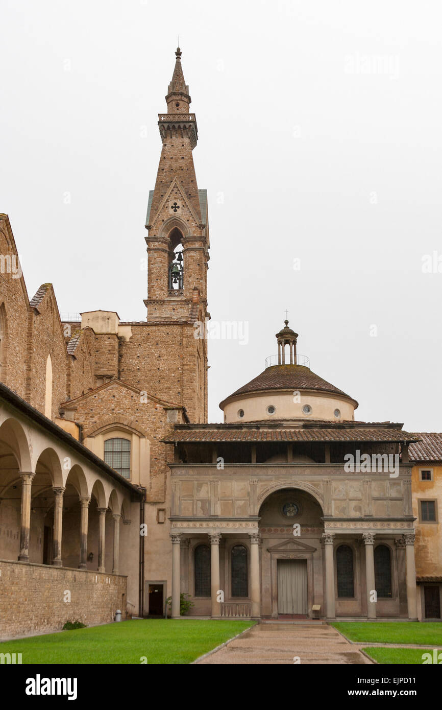 Basilica di Santa Croce oder Basilika des Heiligen Kreuzes, berühmten Franziskanerkirche in Florenz, Italien. Inneren Hof und Glocke Stockfoto