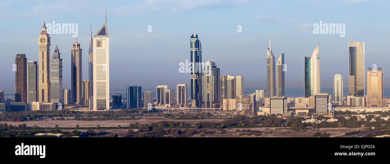 Dubai, Vereinigte Arabische Emirate, neue Hochhäuser und Verkehr auf der Sheikh Zayed Road Stockfoto