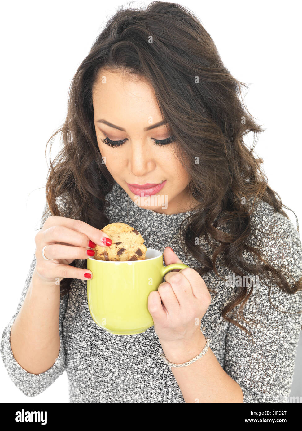 Positiv glückliche junge Frau genießen Sie erfrischende Becher mit heißem Tee oder Kaffee trinken, isoliert auf weißem, Allein, Dunking Chocolate Cookie Keks Stockfoto
