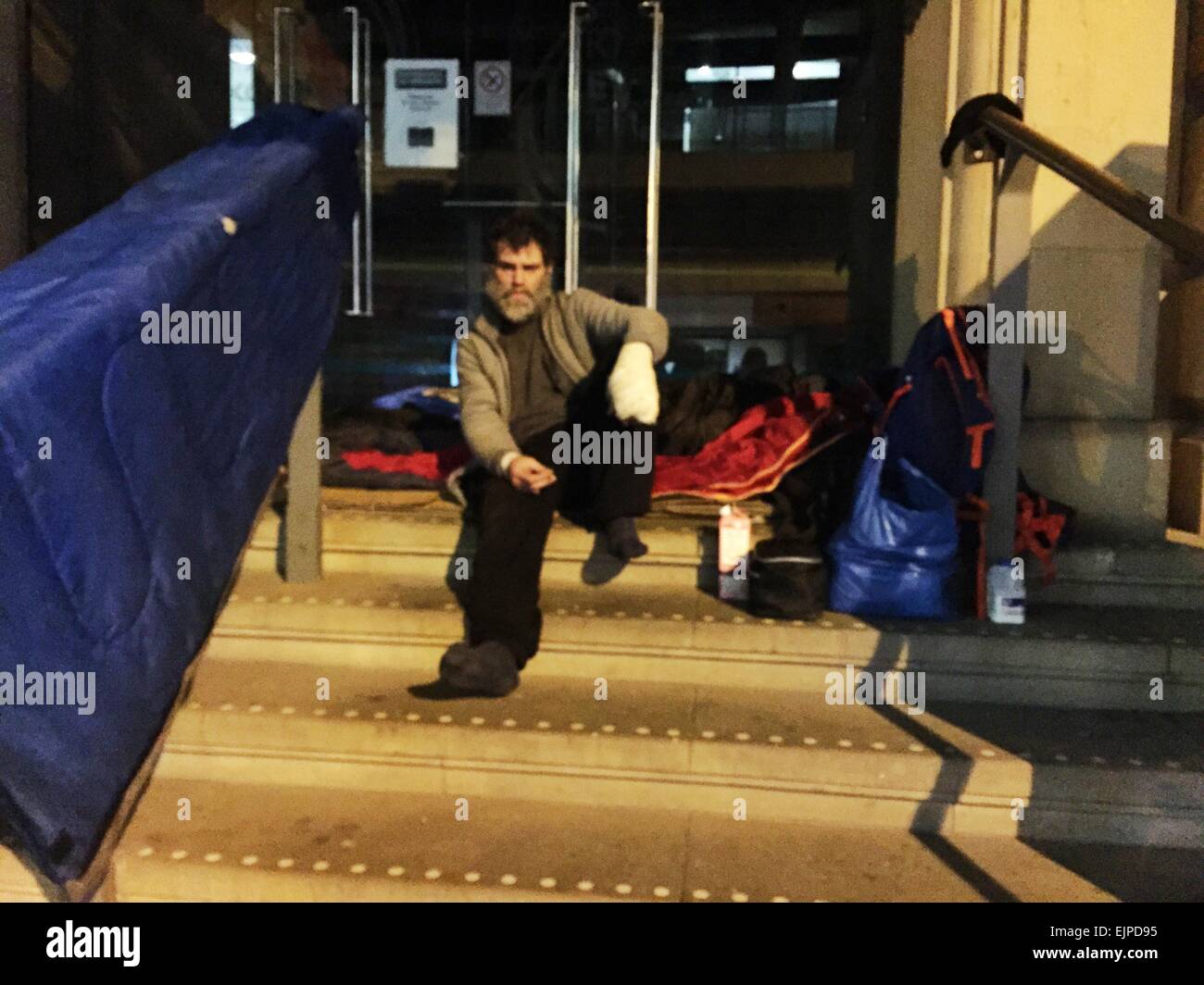Obdachloser Mann schaut direkt in die Kamera in manchester Stockfoto