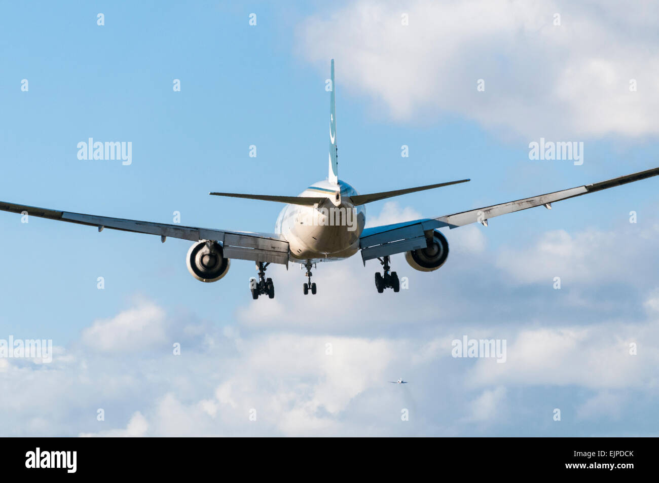 Ansicht von hinten eine Landung Pakistan International Airways Boeing 777 Flugzeug Stockfoto