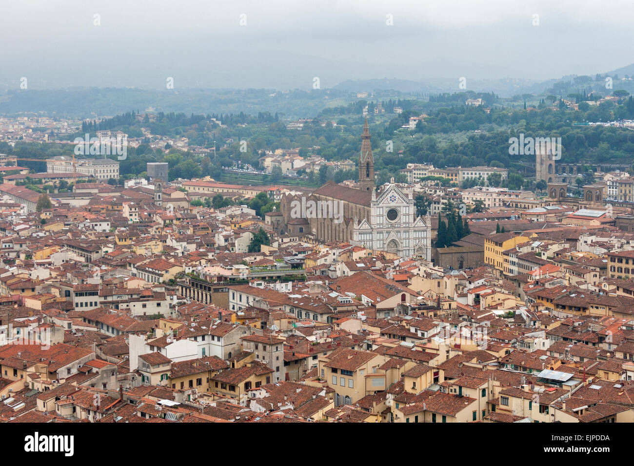 Florenz Stadtbild mit Basilika des Heiligen Kreuzes im Nebel. Luftaufnahme. Italien. Stockfoto