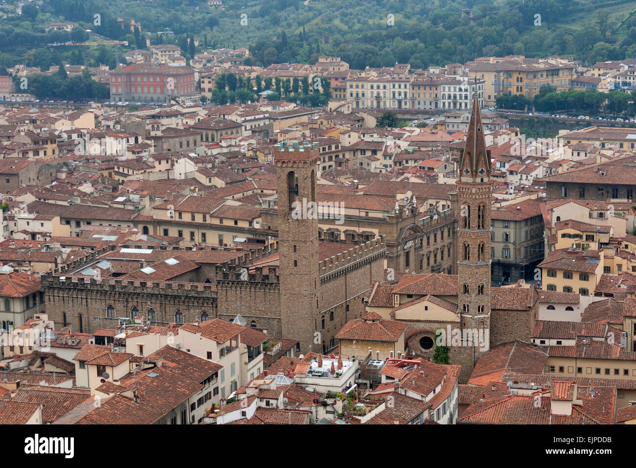 Florenz Stadtbild mit Badia Fiorentina und Palazzo del Bargello im Nebel. Luftaufnahme. Italien. Stockfoto