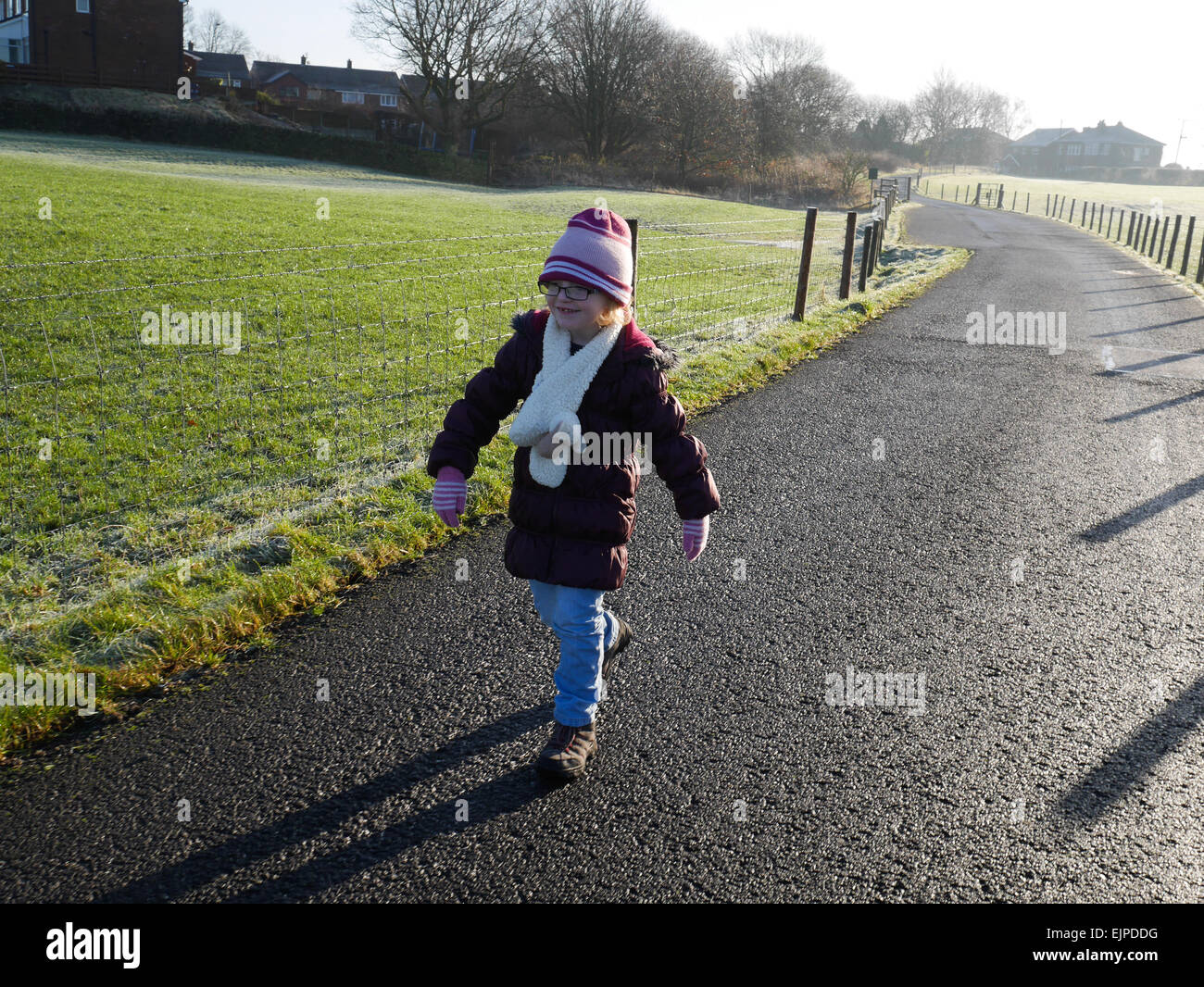 Junge Mädchen zu Fuß auf Fußweg im Country park Stockfoto