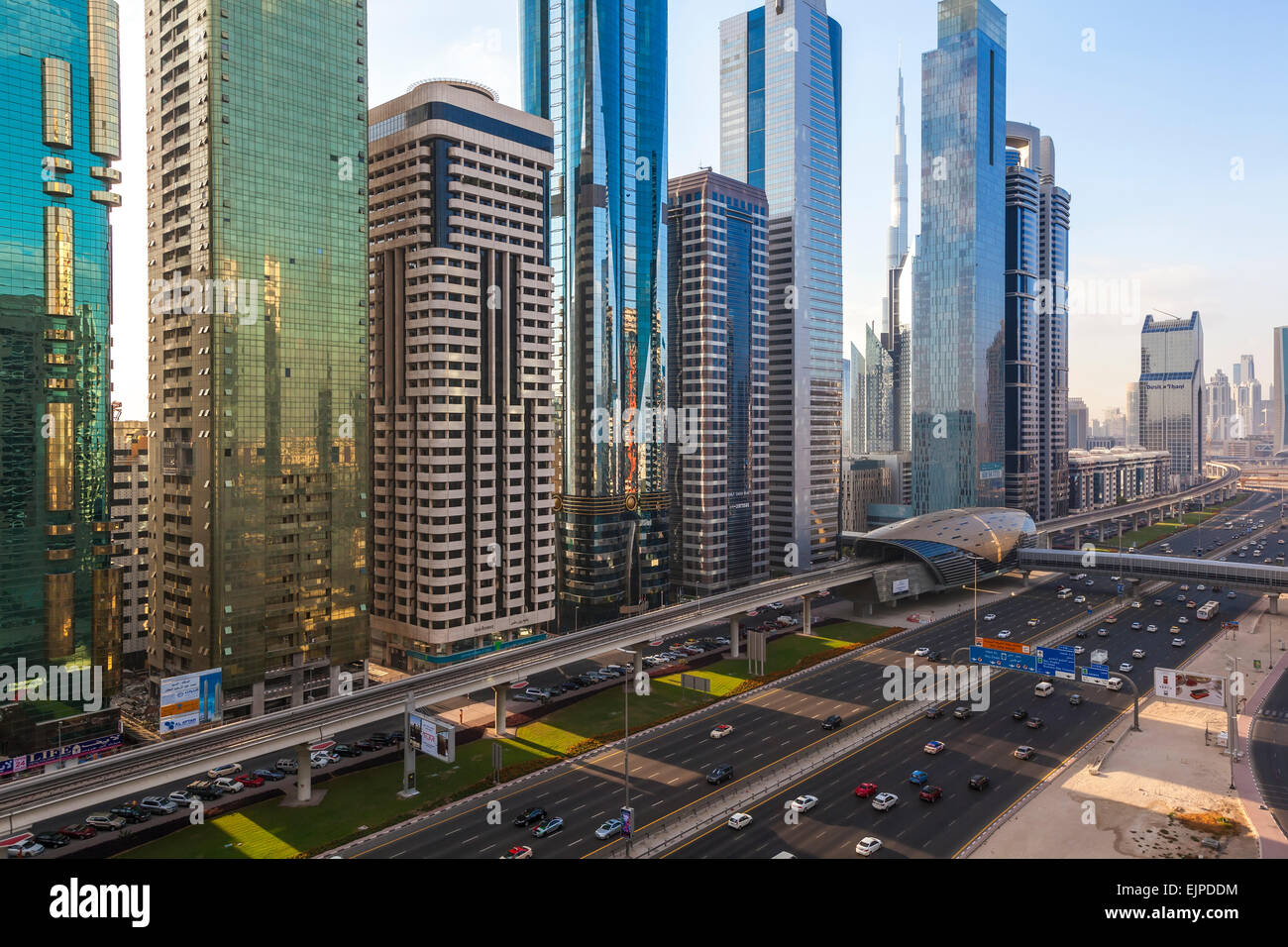 Dubai, Vereinigte Arabische Emirate, neue Hochhäuser und Verkehr auf der Sheikh Zayed Road Stockfoto