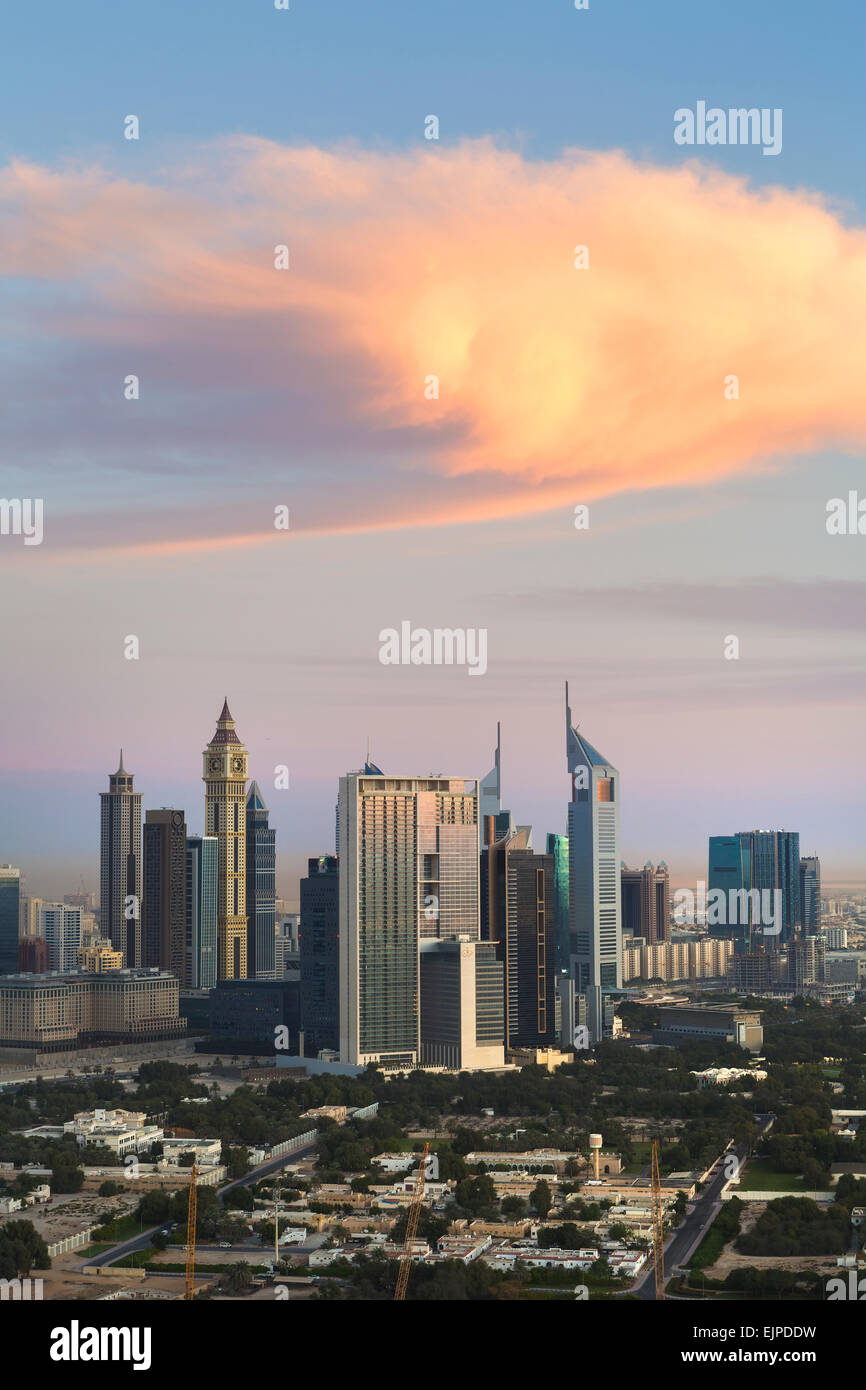 Vereinigte Arabische Emirate, Dubai, erhöhten Blick auf die neue Skyline von Dubai und moderner Architektur und Skyscrappers auf Scheich Zayed Roa Stockfoto