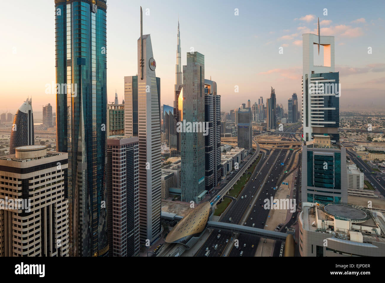 Vereinigte Arabische Emirate, Dubai, Sheikh Zayed Road, Verkehr und neue Hochhäuser Stockfoto