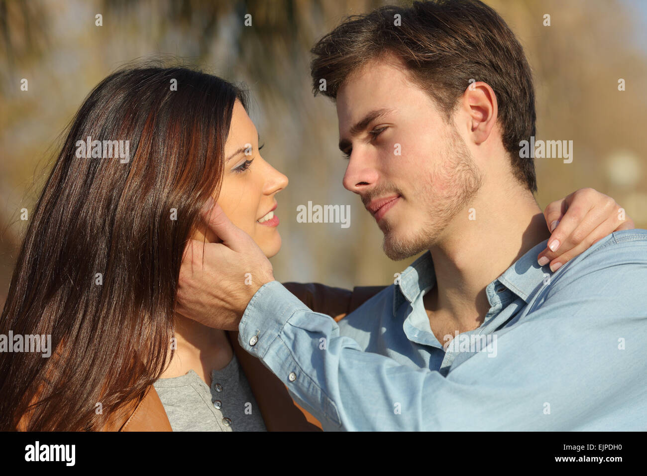 Paar in der Liebe suchen einander bereit, in einem Park zu küssen Stockfoto