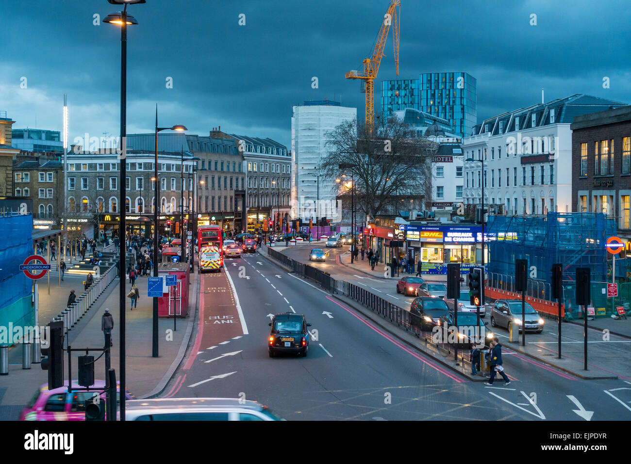 Euston Road London UK Nachtzeit Stockfoto